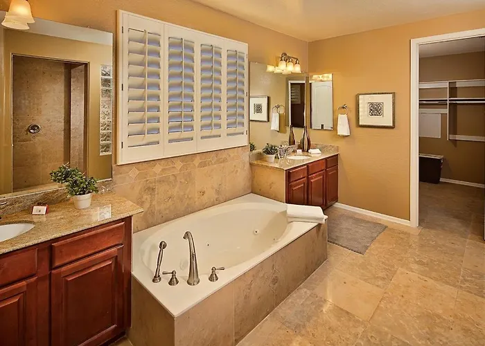 Prime Location, Heated Pool, Hot Tub, Fire Pit, Bbq,